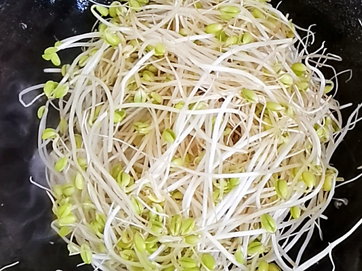 Home-cooked Small Stir-fry with Super Rice-soybean Sprouts Fried in Oily Dregs recipe