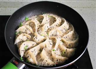 A Pot of Crispy Pan-fried Dumplings for Breakfast recipe