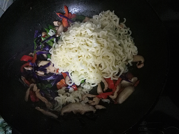 #中卓牛骨汤面# Colorful Fried Noodles recipe