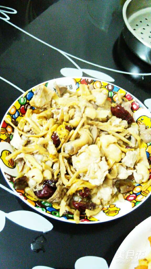 Steamed Chicken with Golden Needle and Red Dates recipe