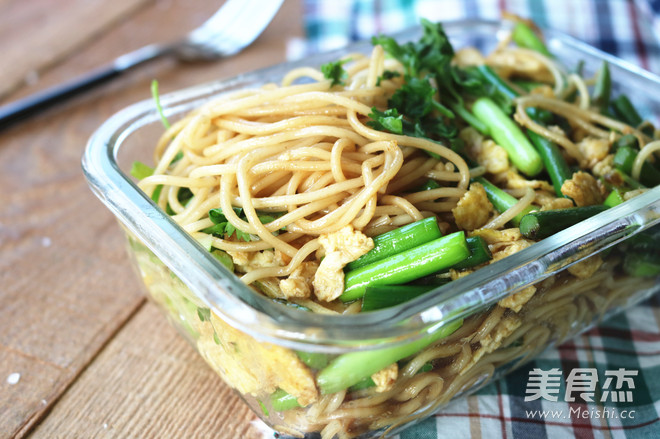 Fried Noodles with Garlic and Egg recipe