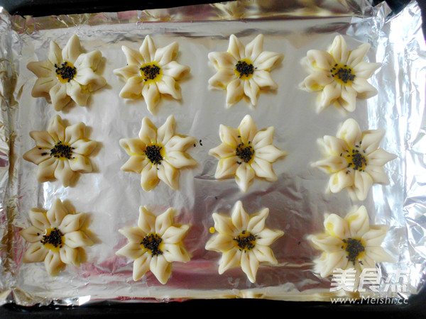 Spring Flowers Bloom, Delicious Sunflower Cakes. recipe