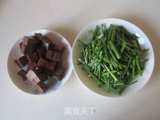 Stir-fried Duck Blood with Leek Stalks recipe