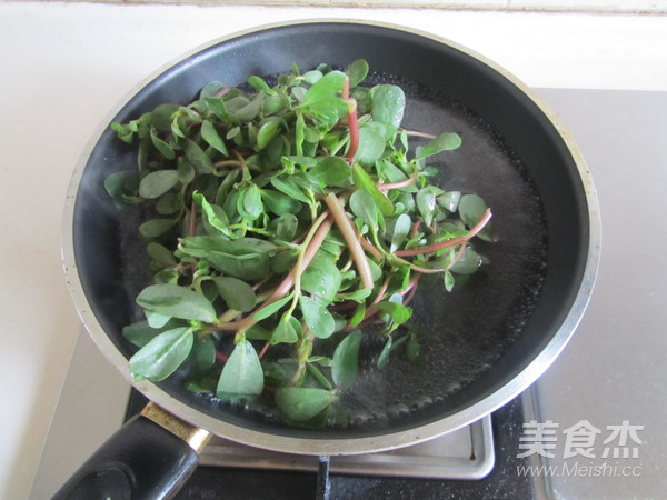 Purslane with Preserved Egg recipe