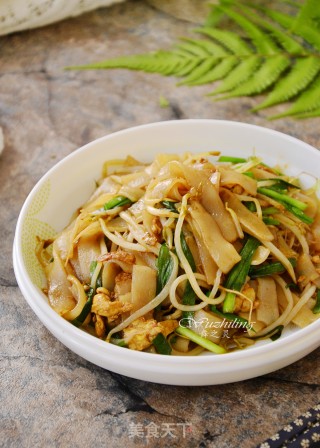 Stir-fried Hor Fun with Leek and Bean Sprouts recipe