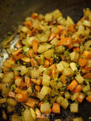 Stir-fried Pork Bumps with Toon Carrots and Diced Potatoes recipe