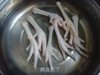 Anti-autumn Dryness, Nourishing and Nourishing Soup [chestnut Lily Pot Chicken Feet] recipe