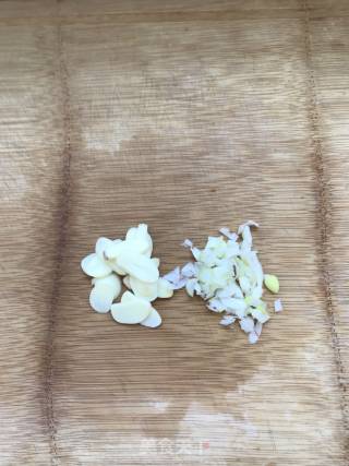 Scrambled Eggs with Carrots and Fungus recipe