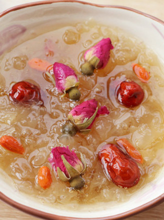 Saponaria, Red Dates, Wolfberry, Rose Tremella Soup recipe