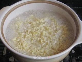 Lettuce and Egg Boiled Instant Noodles recipe