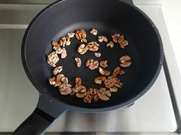 Stir-fried Garlic Moss with Walnut Kernels recipe