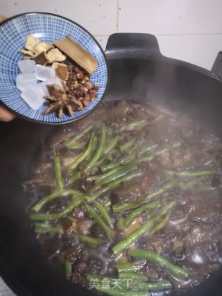 Stewed Beans with Mushroom and Pork Slices recipe