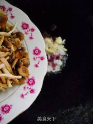 Scrambled Eggs with Tea Tree Mushroom recipe