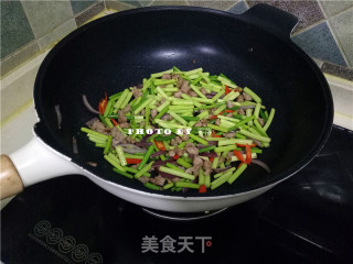 Stir-fried Pork with Garlic Sprouts recipe