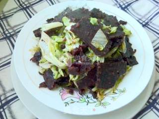 Stir-fried Black Rice Cake with Cabbage recipe