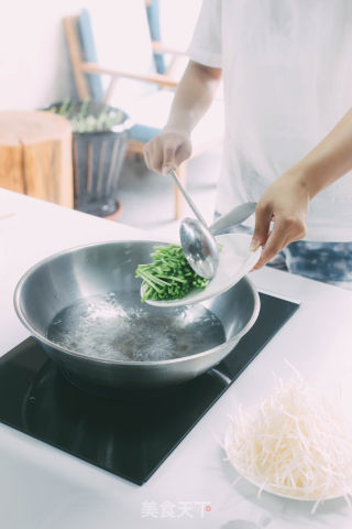 Stir-fried Liao Ginseng with Emerald and Silver Bud recipe