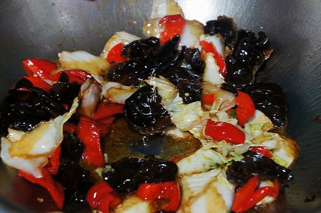 Stir-fried Cabbage Slices with Black Fungus recipe