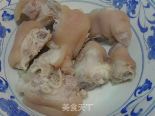 【mushrooms and Soybeans in Pot Pork Knuckles】enriching Qi, Replenishing Spleen and Bone recipe