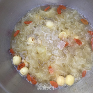 Lotus Seed and Tremella Soup recipe