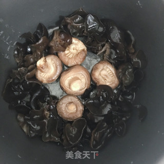 Braised Pig's Trotter with Black Fungus and Mushroom recipe