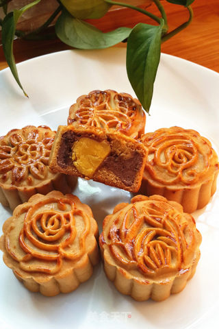 Cantonese Bean Paste Egg Yolk Mooncake recipe