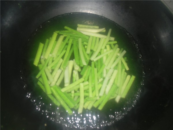 Garlic Stalks Mixed with Braised Pork recipe