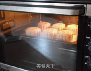 【cantonese-style Egg Yolk and Lotus Seed Paste Moon Cakes】--- My Favorite Moon Cake on Mid-autumn Festival recipe