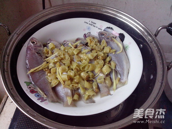 Steamed Yellow Croaker with Pickled Peppers recipe