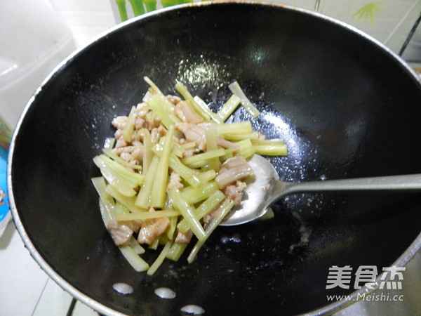 Lettuce Shredded Pork Noodles recipe