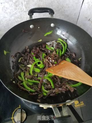 Stir-fried Fungus with Green Pepper recipe