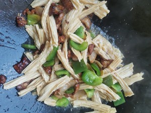Fried Pork with Green Pepper and Yuba recipe