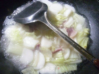 Boiled Rice Cake with Bacon and Cabbage recipe