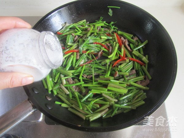 Stir-fried Shredded Beef with Cress recipe