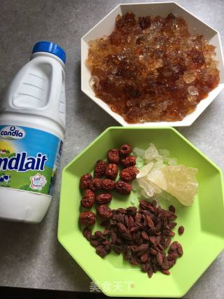 Rock Sugar Wolfberry Peach Gum Mixed with Milk recipe