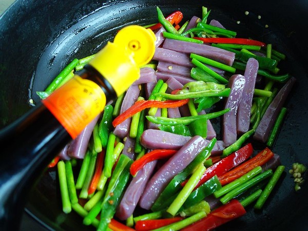 Stir-fried Rice Cake with Garlic Stalks recipe