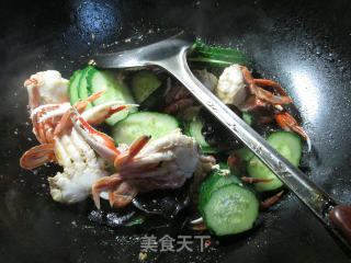 Stir-fried Flower Crab with Black Fungus and Cucumber recipe