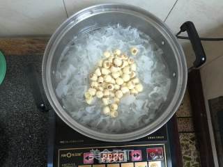 White Fungus and Lotus Seed Soup recipe