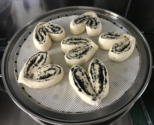 Heart-shaped Black Sesame Flower Roll recipe