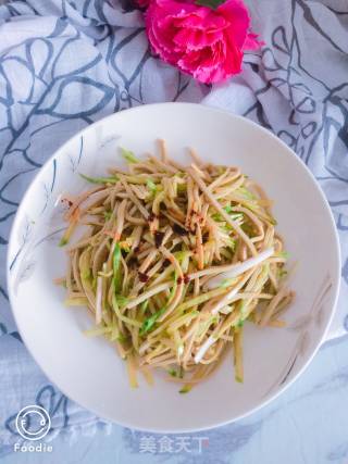 Cucumber Mixed with Tofu Shreds recipe