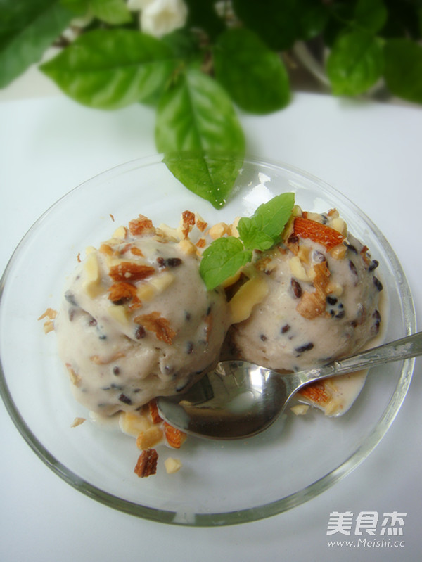 Glutinous Rice Ice Cream with Nuts and Blood recipe