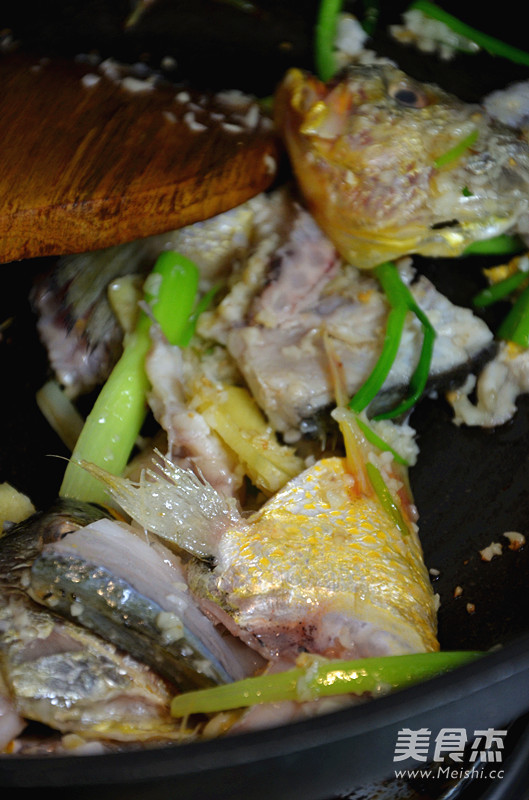 Yellow Croaker Simmered Noodles recipe