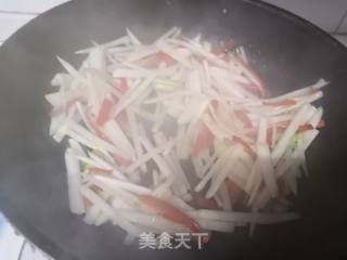 Stir-fried Celery with Shredded Radish recipe