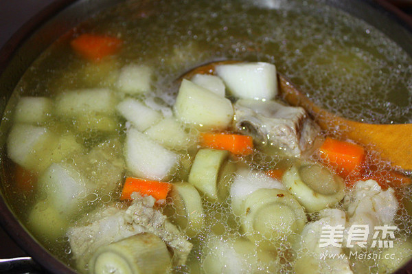Burdock and Yam Pork Ribs Soup recipe