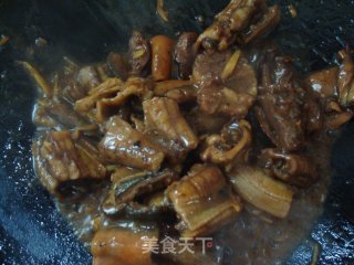 Stir-fried Eel Slices with Parsley and Lotus Beans recipe