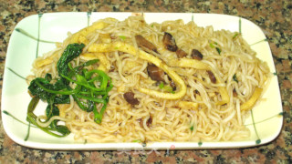 Fried Noodles with Fried Egg recipe