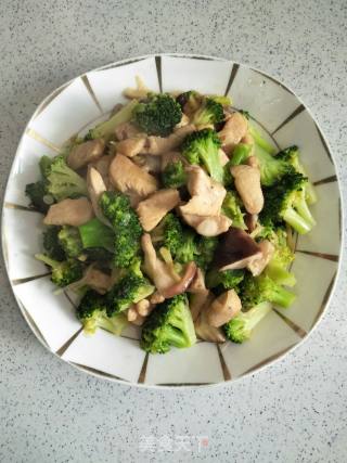 Stir-fried Broccoli with Chicken Breast and Shiitake Mushrooms recipe