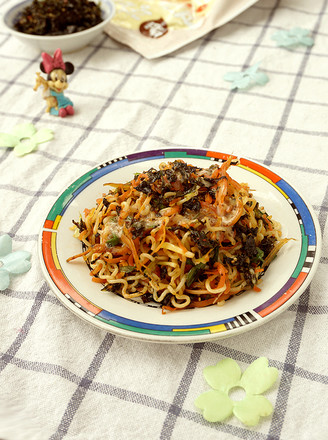 Stir-fried Instant Noodles with Whitebait, Seaweed and Carrot