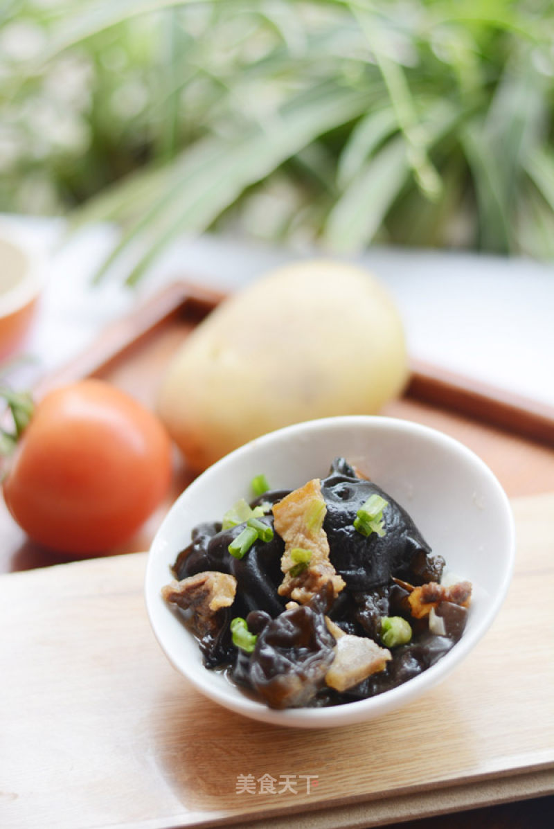 Good Food for Detoxification and Weight Loss---fried Black Fungus with Meat Residue recipe