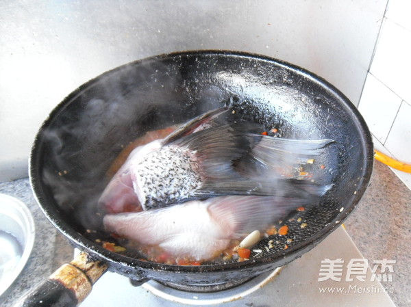 Grilled Fish Fins with Chopped Pepper recipe