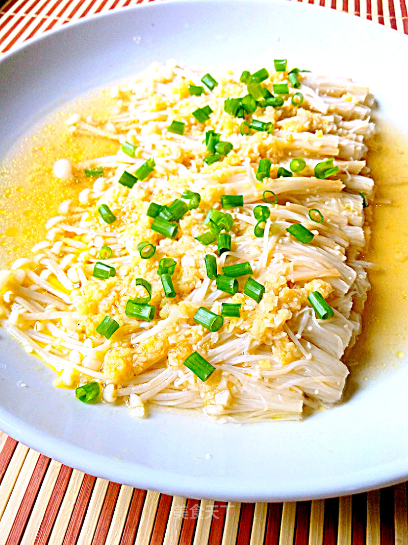 Enoki Mushrooms Mixed with Garlic recipe